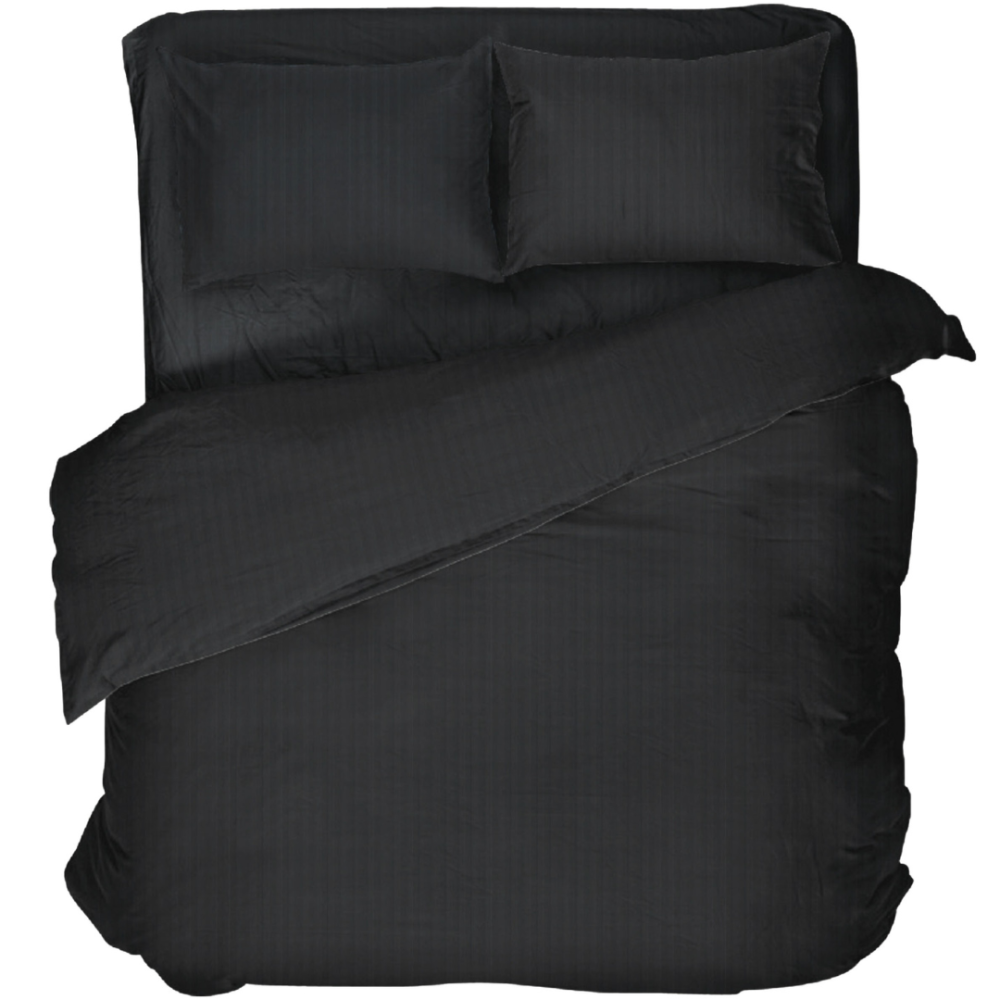 Pościel satyna bawełniana PREMIUM "Black Stripe Satin“. Pościel Satynowa Premium, 140x200 cm, 200x200 cm. Ciemno czarny komplet pościeli z subtelnymi pionowymi paskami i satynowym połyskiem.