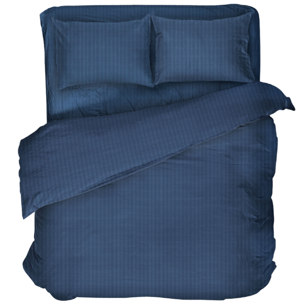 Pościel satyna bawełniana PREMIUM "Blue Stripe Satin“. Pościel Satynowa Premium, 140x200 cm, 200x200 cm. Ciemnoniebieski komplet pościeli z subtelnymi pionowymi paskami, które nadają elegancji i spokoju sypialni.