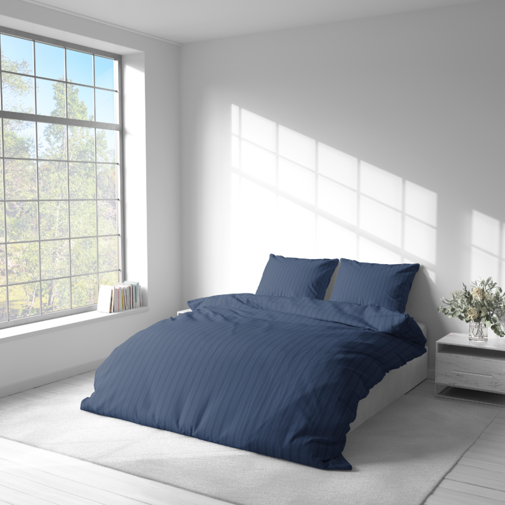 Pościel satyna bawełniana PREMIUM "Blue Stripe Satin“. Pościel Satynowa Premium, 140x200 cm, 200x200 cm. Bawełniany komplet w ciemnoniebieskim odcieniu z wąskimi prążkami.