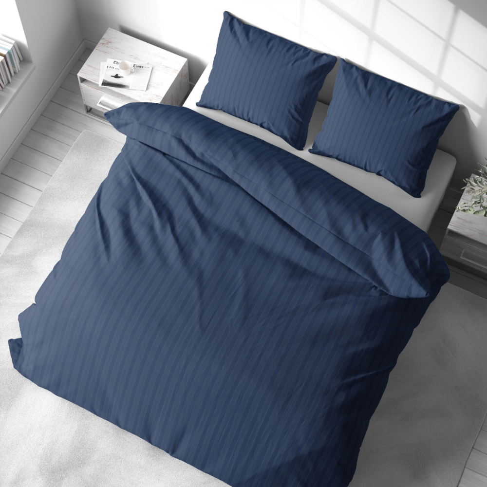 Pościel satyna bawełniana PREMIUM "Blue Stripe Satin“. Pościel Satynowa Premium, 140x200 cm, 200x200 cm. Luksusowy pasiasty komplet pościeli w intensywnym niebieskim odcieniu.