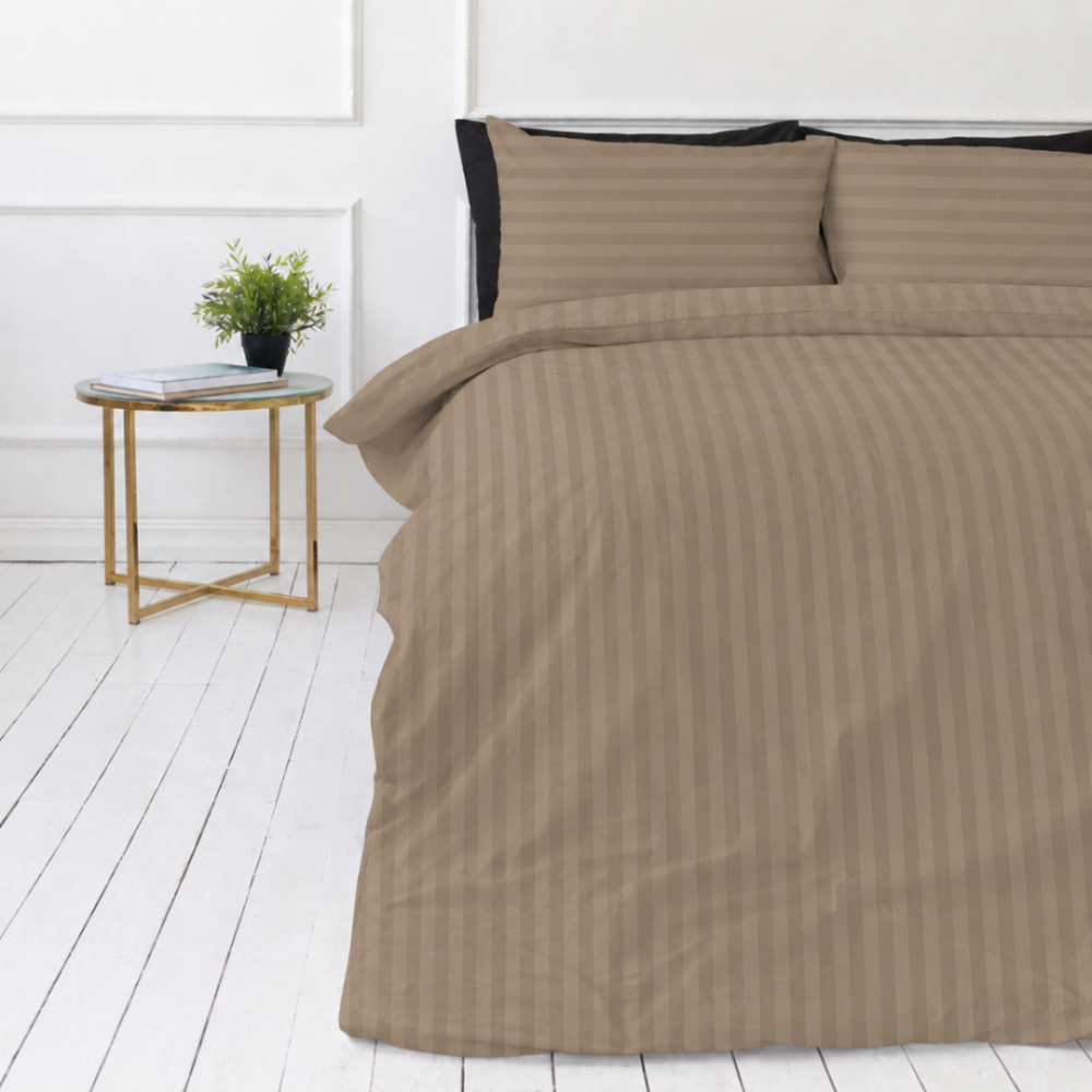 Pościel satyna bawełniana PREMIUM „Brandy Stripe Sateen“. Pościel 150x200, 140x200 cm, 150x200 cm, 160x200 cm, 180x200 cm, 200x200 cm, 200x220 cm, 220x240 cm. Komplet pościeli w ciemnopiaskowym brązowym odcieniu z paskami