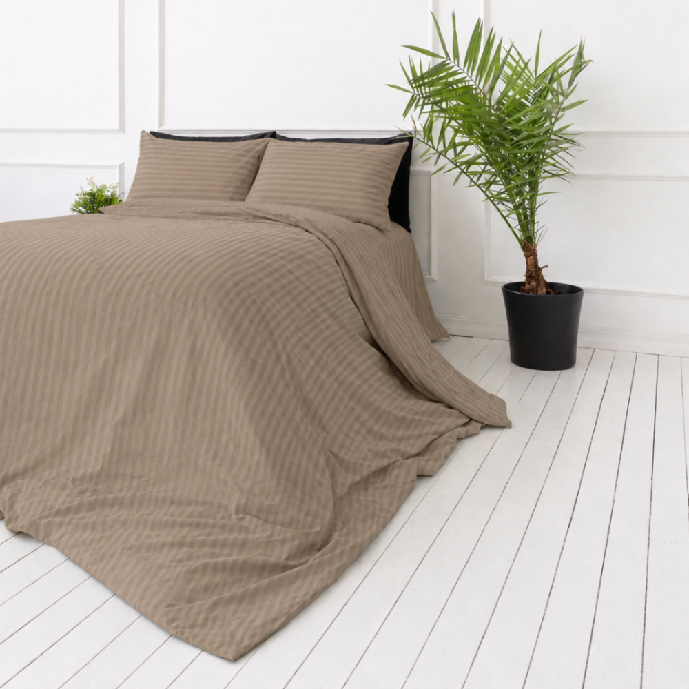 Pościel satyna bawełniana PREMIUM „Brandy Stripe Sateen“. Pościel 150x200, 140x200 cm, 150x200 cm, 160x200 cm, 180x200 cm, 200x200 cm, 200x220 cm, 220x240 cm. Ciepłobrązowy komplet pościeli o eleganckim pasiastym wzorze