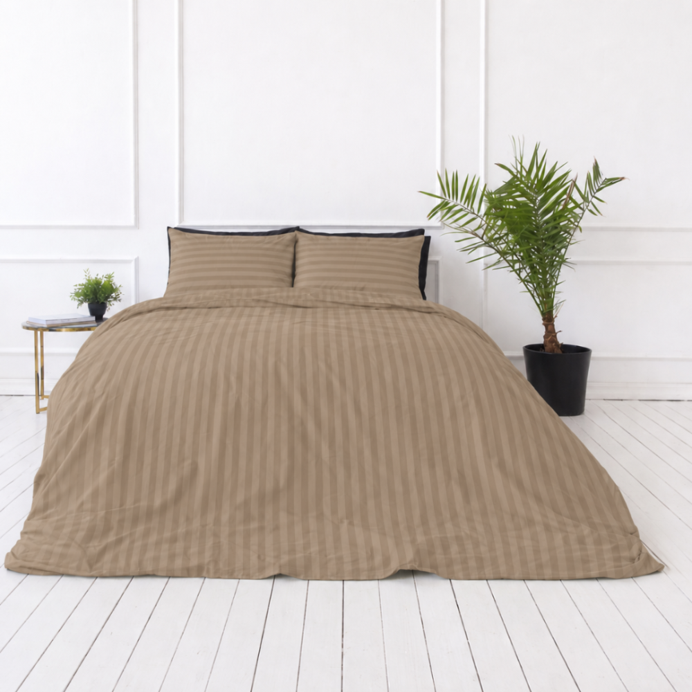 Pościel satyna bawełniana PREMIUM „Brandy Stripe Sateen“. Pościel 150x200, 140x200 cm, 150x200 cm, 160x200 cm, 180x200 cm, 200x200 cm, 200x220 cm, 220x240 cm. Brązowy komplet pościeli z delikatnym efektem tonalnych pasków