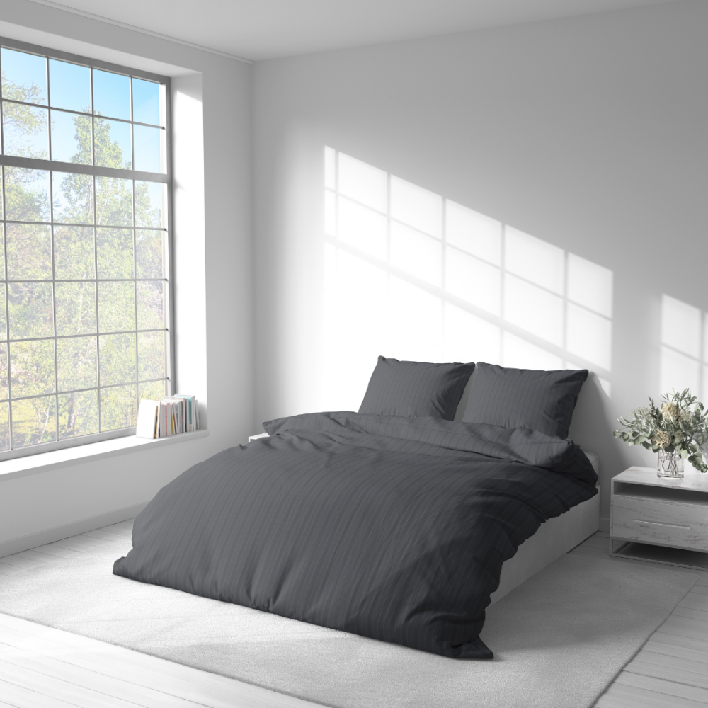Pościel satyna bawełniana PREMIUM "Graphite Stripe Satin“. Pościel Satynowa Premium, 140x200 cm, 200x200 cm. Nowoczesny pasiasty wzór w głębokim szarym odcieniu.