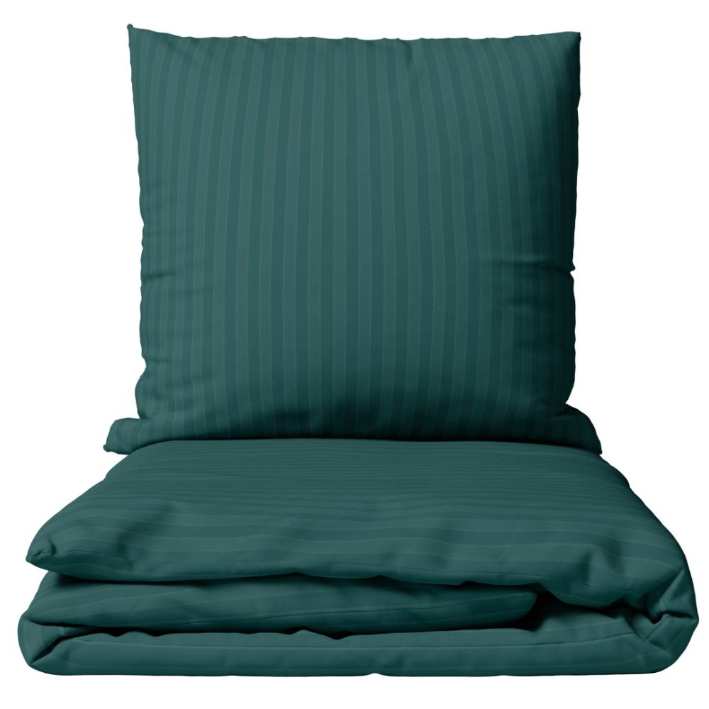 Pościel satyna bawełniana PREMIUM "Green Stripe Satin“. Pościel Satynowa Premium, 140x200 cm, 200x200 cm. Komplet pościeli w ciemnozielonym kolorze z delikatnymi pionowymi prążkami.