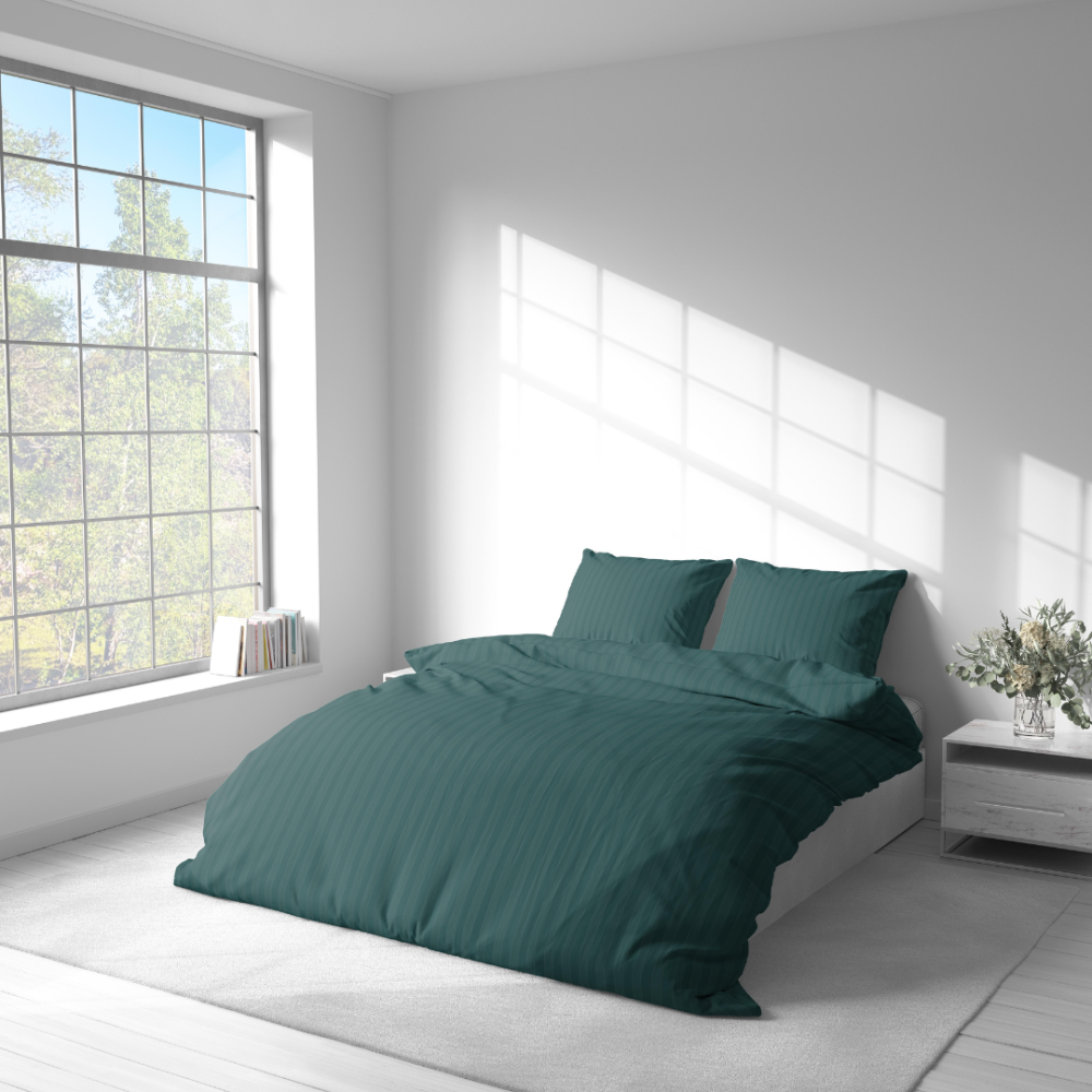 Pościel satyna bawełniana PREMIUM "Green Stripe Satin“. Pościel Satynowa Premium, 140x200 cm, 200x200 cm. Elegancki pasiasty wzór w intensywnym ciemnozielonym odcieniu pościeli.