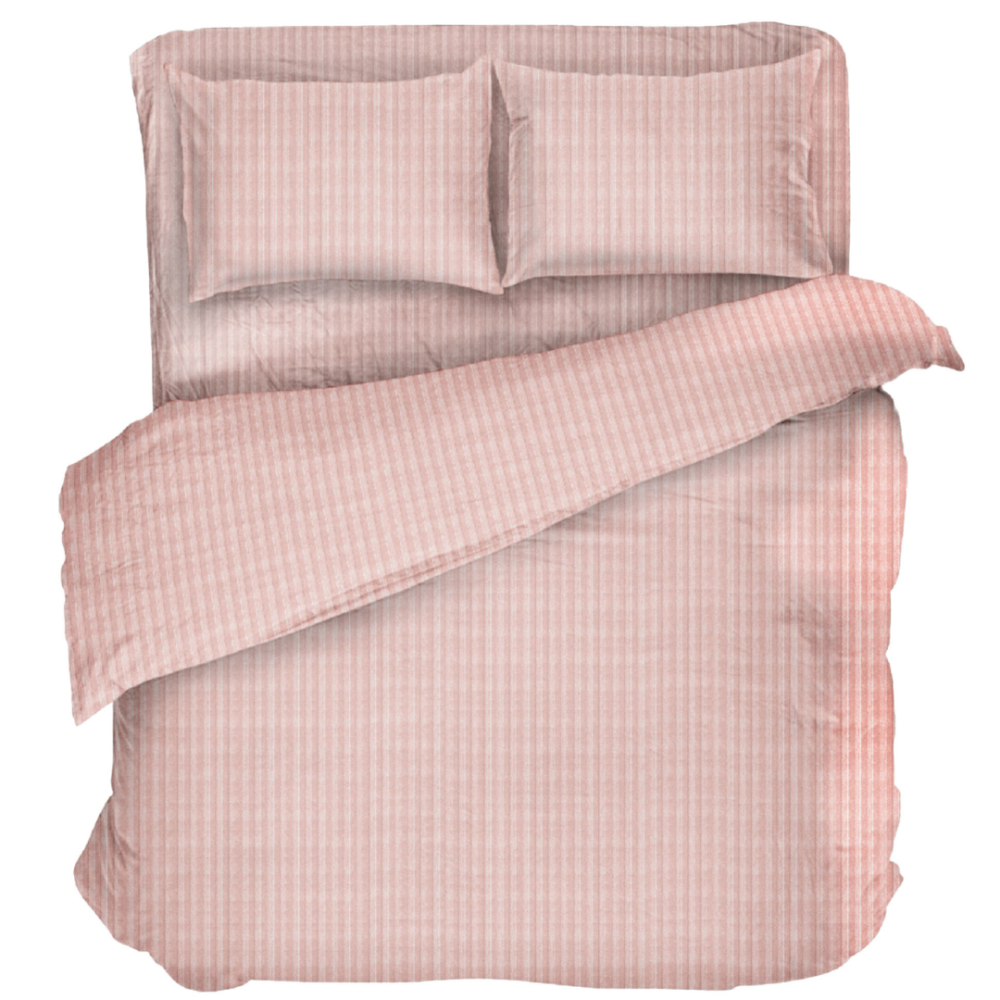 Pościel satyna bawełniana PREMIUM "Peachy Stripe Satin“. Pościel Satynowa Premium, 140x200 cm, 200x200 cm.  delikatny komplet pościeli w brzoskwiniowym kolorze z subtelnymi pionowymi paskami, tworzący spokojny i elegancki wygląd sypialni.