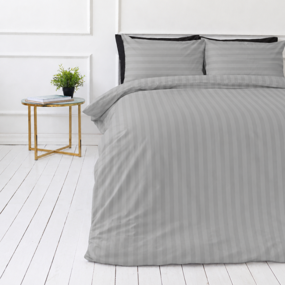 Pościel satyna bawełniana PREMIUM „Silver Stripe Sateen“. Pościel 150x200, 140x200 cm, 150x200 cm, 160x200 cm, 180x200 cm, 200x200 cm, 200x220 cm, 220x240 cm. Szary komplet pościeli w paski z delikatnym satynowym efektem