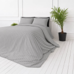 Pościel satyna bawełniana PREMIUM „Silver Stripe Sateen“. Pościel 150x200, 140x200 cm, 150x200 cm, 160x200 cm, 180x200 cm, 200x200 cm, 200x220 cm, 220x240 cm. Jasnoszara pościel z eleganckimi tonalnymi pasami