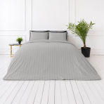Pościel satyna bawełniana PREMIUM „Silver Stripe Sateen“. Pościel 150x200, 140x200 cm, 150x200 cm, 160x200 cm, 180x200 cm, 200x200 cm, 200x220 cm, 220x240 cm. Komplet pościeli w jasnoszarym odcieniu z subtelnymi pasami