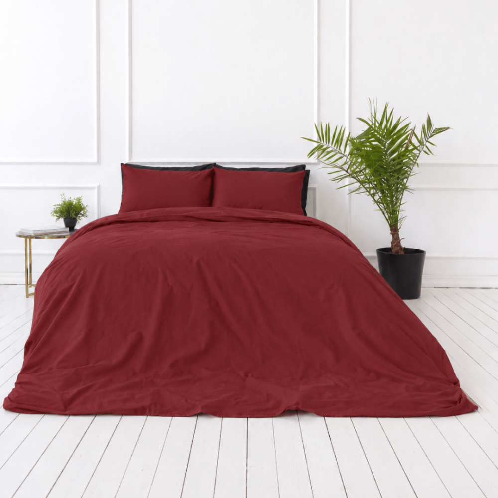 Pościel satyna bawełniana PREMIUM "Sun-dried Tomato sateen“. Pościel z mako satyny, 140x200 cm, 150x200 cm, 160x200 cm, 180x200 cm, 200x200 cm, 200x220 cm, 220x240 cm. Minimalistyczny komplet pościeli w stonowanym odcieniu winnej czerwieni.
