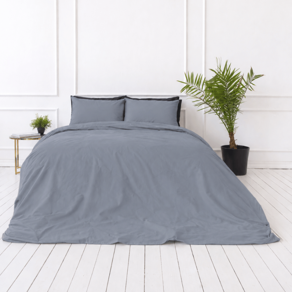 Pościel satyna bawełniana PREMIUM "Tradewinds sateen“. Pościel z mako satyny, 140x200 cm, 150x200 cm, 160x200 cm, 180x200 cm, 200x200 cm, 200x220 cm, 220x240 cm. Minimalistyczny komplet pościeli w chłodnym szarym tonie z niebieskim odcieniem. Pościel satyna bawełniana PREMIUM "Tradewinds sateen“. Pościel z mako satyny, 140x200 cm, 150x200 cm, 160x200 cm, 180x200 cm, 200x200 cm, 200x220 cm, 220x240 cm. Minimalistyczny komplet pościeli w chłodnym szarym tonie z niebieskim odcieniem.