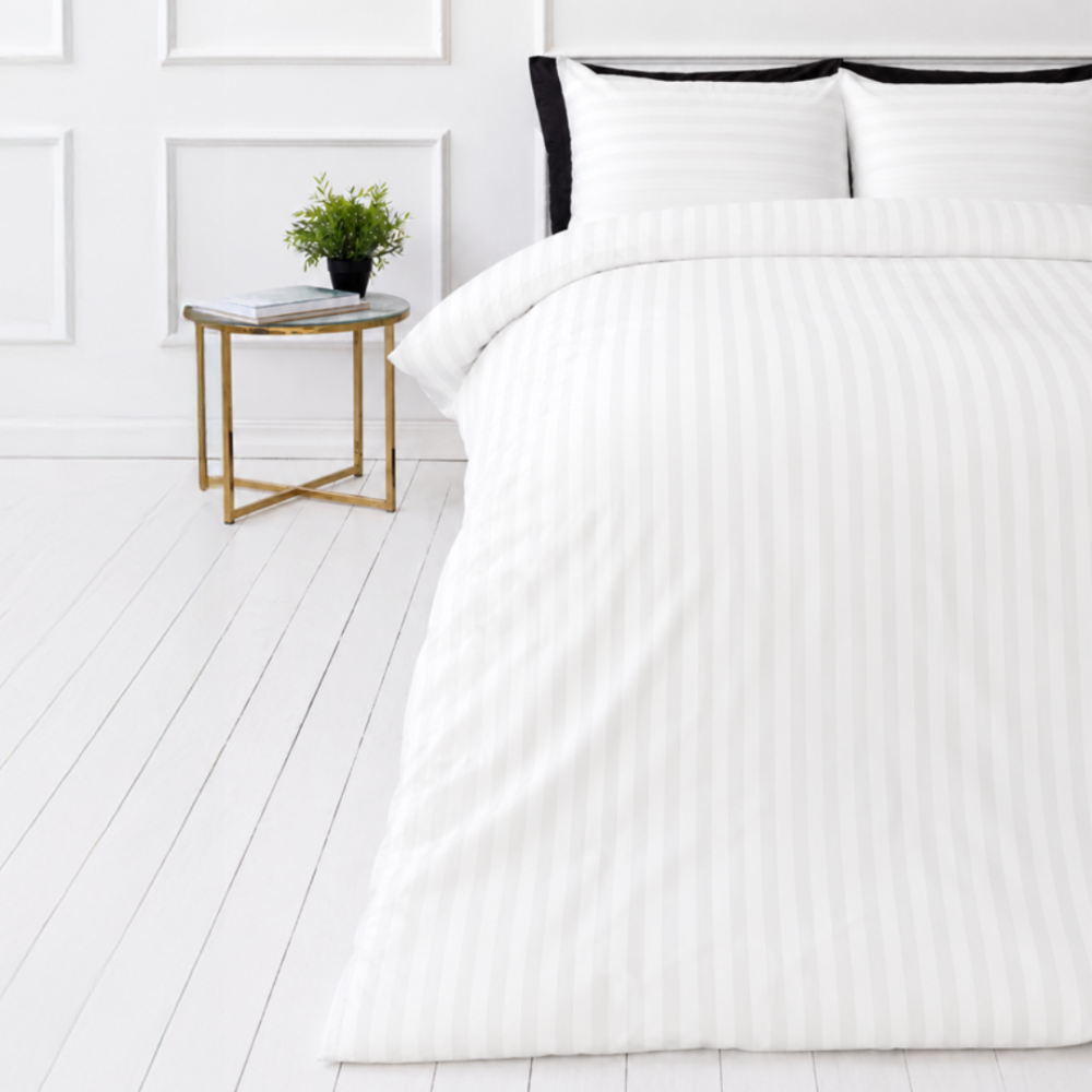 Pościel satyna bawełniana PREMIUM „White Stripe Sateen“. Pościel z mako satyny, 140x200 cm, 150x200 cm, 160x200 cm, 180x200 cm, 200x200 cm, 200x220 cm, 220x240 cm. Komplet pościeli z białym tłem i delikatnymi pionowymi paskami Pościel satyna bawełniana PREMIUM „White Stripe Sateen“. Pościel z mako satyny, 140x200 cm, 150x200 cm, 160x200 cm, 180x200 cm, 200x200 cm, 200x220 cm, 220x240 cm. Komplet pościeli z białym tłem i delikatnymi pionowymi paskami