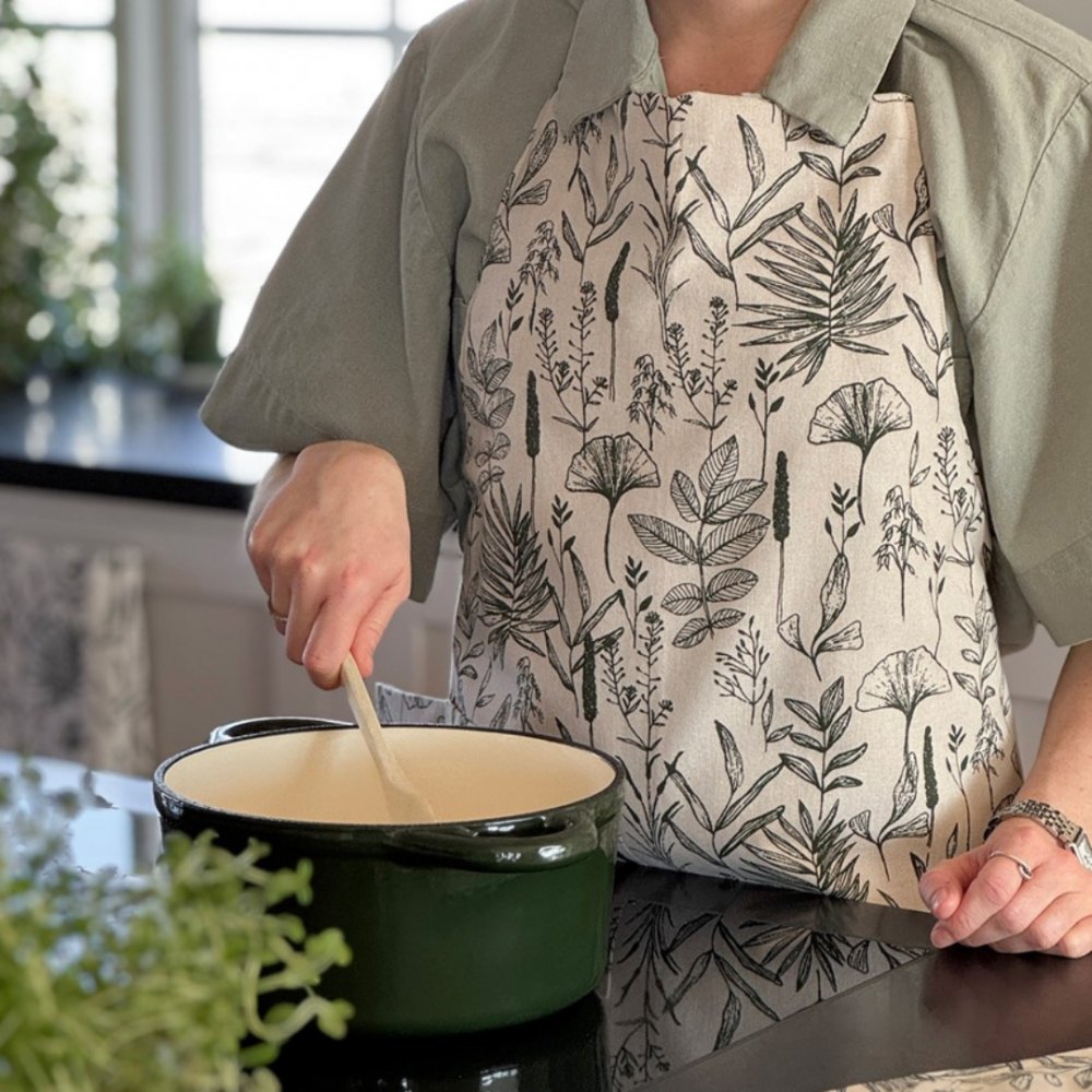 Fartuch „Ralph apron“. Fartuchy. Fartuch z subtelnymi szarozielonymi motywami liści i roślin Fartuch „Ralph apron“. Fartuchy. Fartuch z subtelnymi szarozielonymi motywami liści i roślin