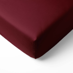 Prześcieradło Satynowe bez gumki „Maroon“. Prześcieradło bez gumki, 150x220 cm, 200x220 cm, 220x260 cm. Ciemnoczerwone prześcieradło bez gumki, zapewniające komfort i stylowe wnętrze sypialni.