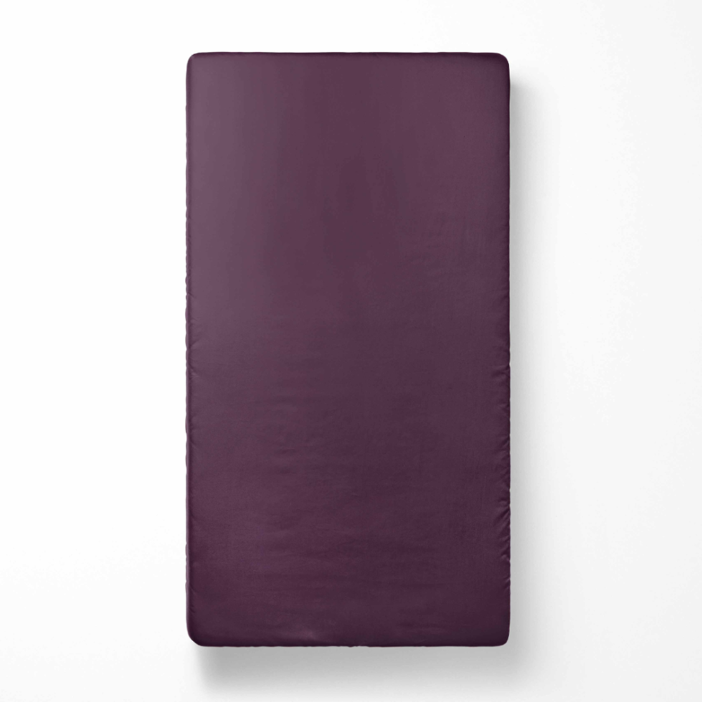 Prześcieradło Satynowe bez gumki „Plum glow“. Prześcieradło bez gumki, 150x220 cm, 200x220 cm, 220x260 cm. Bogate śliwkowe prześcieradło, miękkie i gładkie dla komfortowego snu.