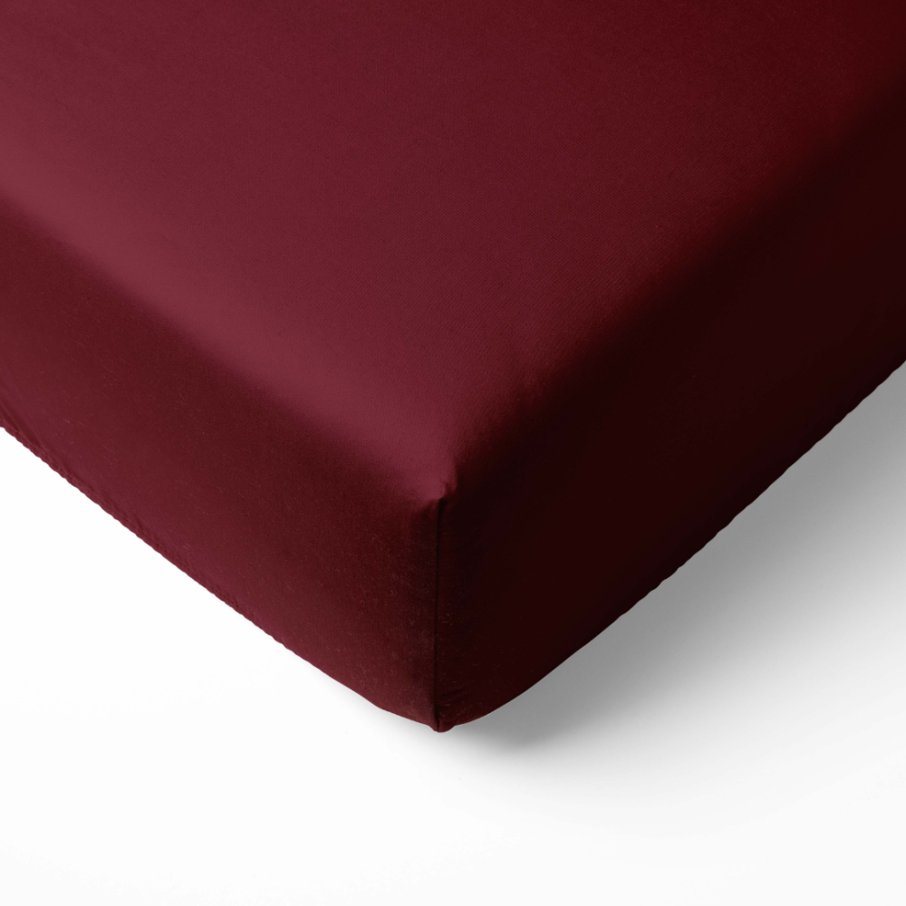 Prześcieradło Satynowe z gumką „Maroon“. Prześcieradło z gumką 90x200, 90x200 cm, 140x200 cm, 160x200 cm, 180x200 cm. To ciemnoczerwone prześcieradło z gumką idealnie pasuje do każdego wnętrza, nadając sypialni poczucie ciepła i luksusu.