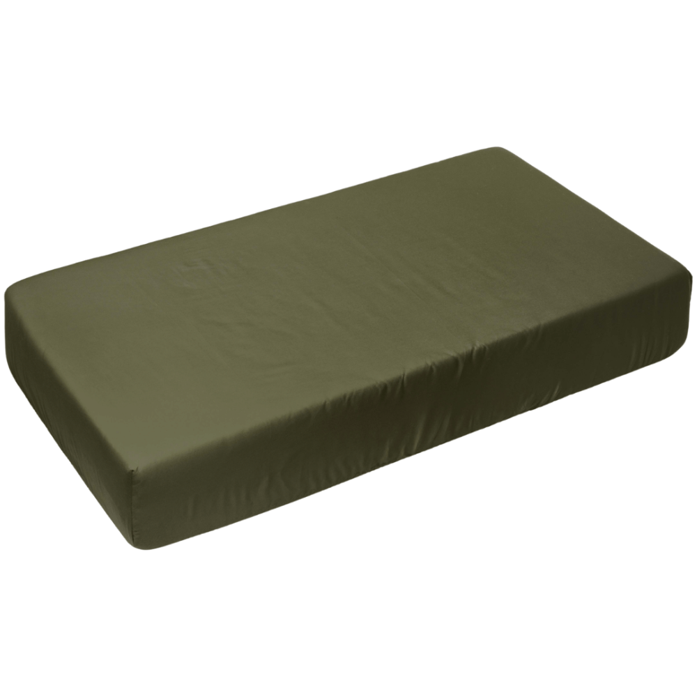 Prześcieradło Satynowe z gumką „Moss Green Sateen“. Prześcieradło z gumką 160x200, 90x200 cm, 140x200 cm, 160x200 cm, 180x200 cm. Jednokolorowe oliwkowozielone prześcieradło z gumką bez wzorów. Prześcieradło Satynowe z gumką „Moss Green Sateen“. Prześcieradło z gumką 160x200, 90x200 cm, 140x200 cm, 160x200 cm, 180x200 cm. Jednokolorowe oliwkowozielone prześcieradło z gumką bez wzorów.