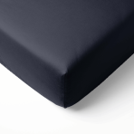 Prześcieradło Satynowe bez gumki „Dark Grey Sateen“, 150x220 cm, 200x220 cm, 220x240 cm.. Prześcieradło bez gumki w odcieniu antracytu z subtelnym niebieskawym podtonem.