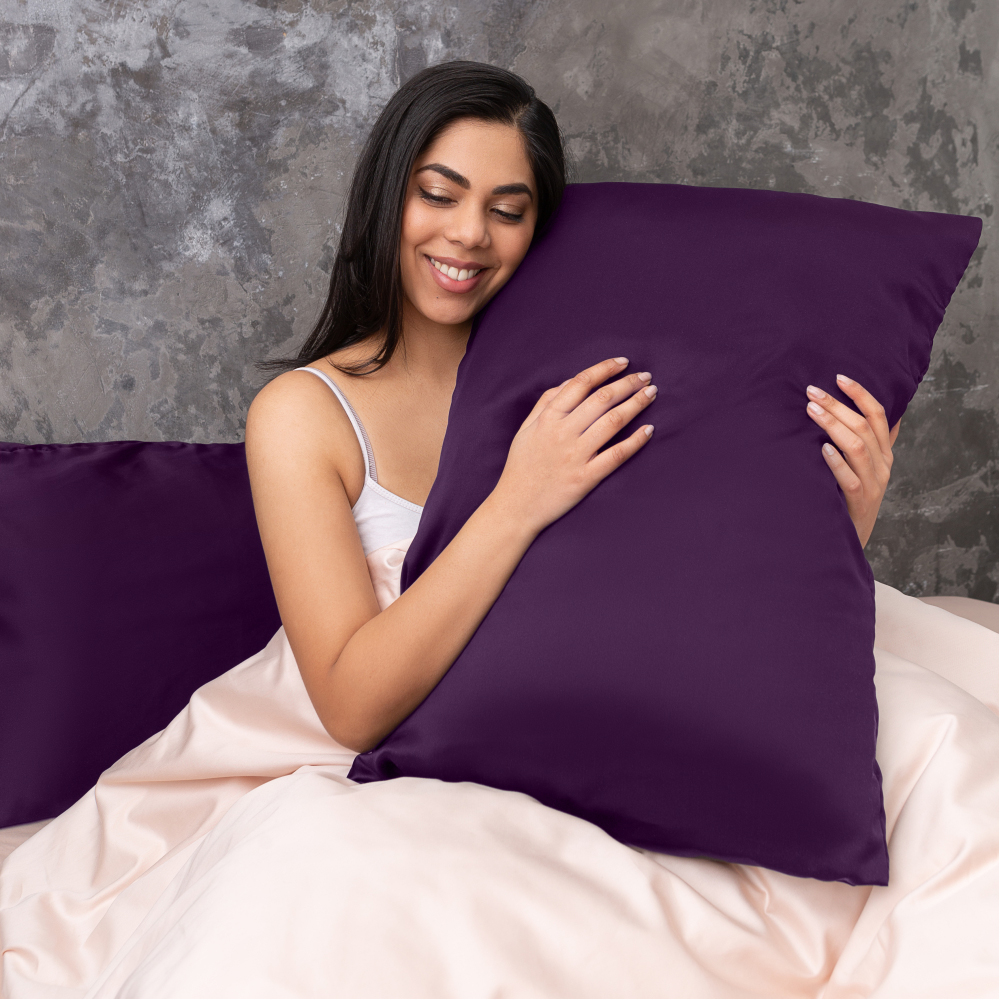 Jedwabna poszewka na poduszkę „Heather“. Jedwabna poszewka na poduszkę. Elegancka ciemnofioletowa jedwabna poszewka na poduszkę, zaprojektowana tak, aby była miękka i gładka, zapewniając luksusowe uczucie i wspaniały nocny odpoczynek.