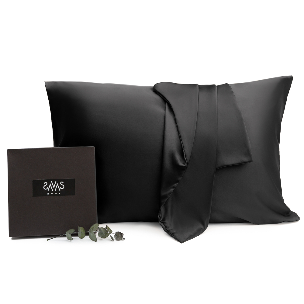 Jedwabna poszewka na poduszkę „Obsidian Silk“. Jedwabna poszewka na poduszkę. Grezns melns zīda spilvena pārvalks, kas lieliski sader ar mūsdienīgu un minimālistisku interjeru.
