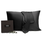 Jedwabna poszewka na poduszkę „Obsidian Silk“. Jedwabna poszewka na poduszkę. Grezns melns zīda spilvena pārvalks, kas lieliski sader ar mūsdienīgu un minimālistisku interjeru.