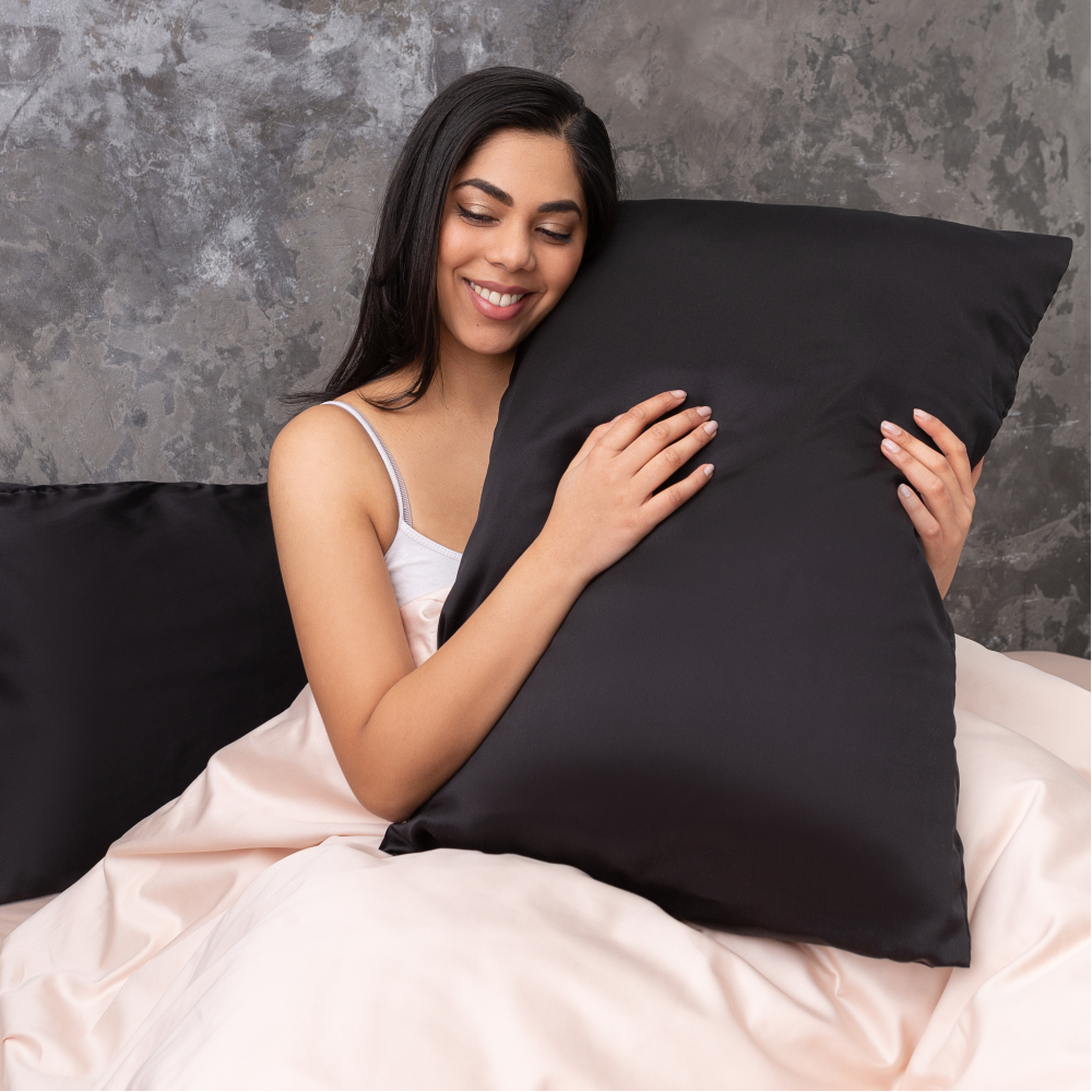 Jedwabna poszewka na poduszkę „Obsidian Silk“. Jedwabna poszewka na poduszkę. Wysokiej jakości czarna poszewka na poduszkę z jedwabiu, zapewniająca wyjątkowy komfort i przyjemny dotyk.