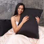 Jedwabna poszewka na poduszkę „Obsidian Silk“. Jedwabna poszewka na poduszkę. Wysokiej jakości czarna poszewka na poduszkę z jedwabiu, zapewniająca wyjątkowy komfort i przyjemny dotyk.