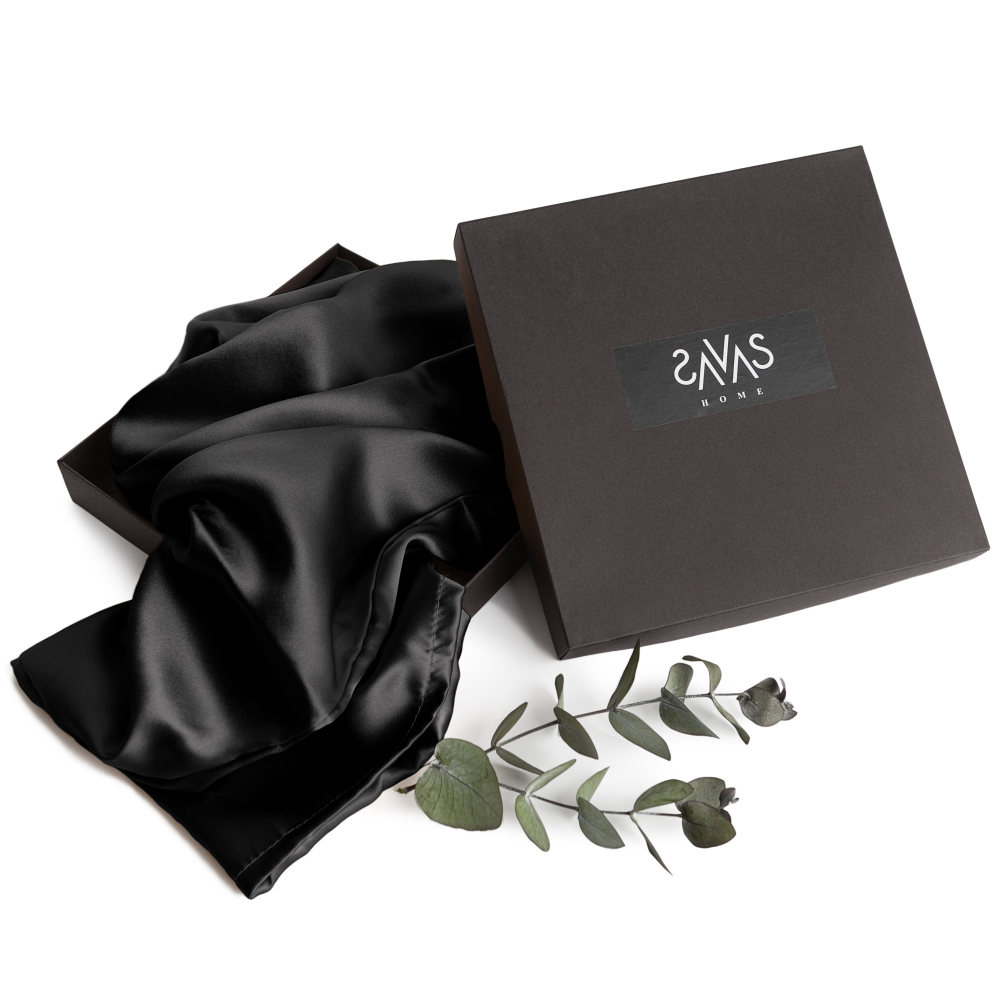 Jedwabna poszewka na poduszkę „Obsidian Silk“. Jedwabna poszewka na poduszkę. Luksusowa czarna poszewka na poduszkę z jedwabiu, idealna do nowoczesnych i minimalistycznych wnętrz.