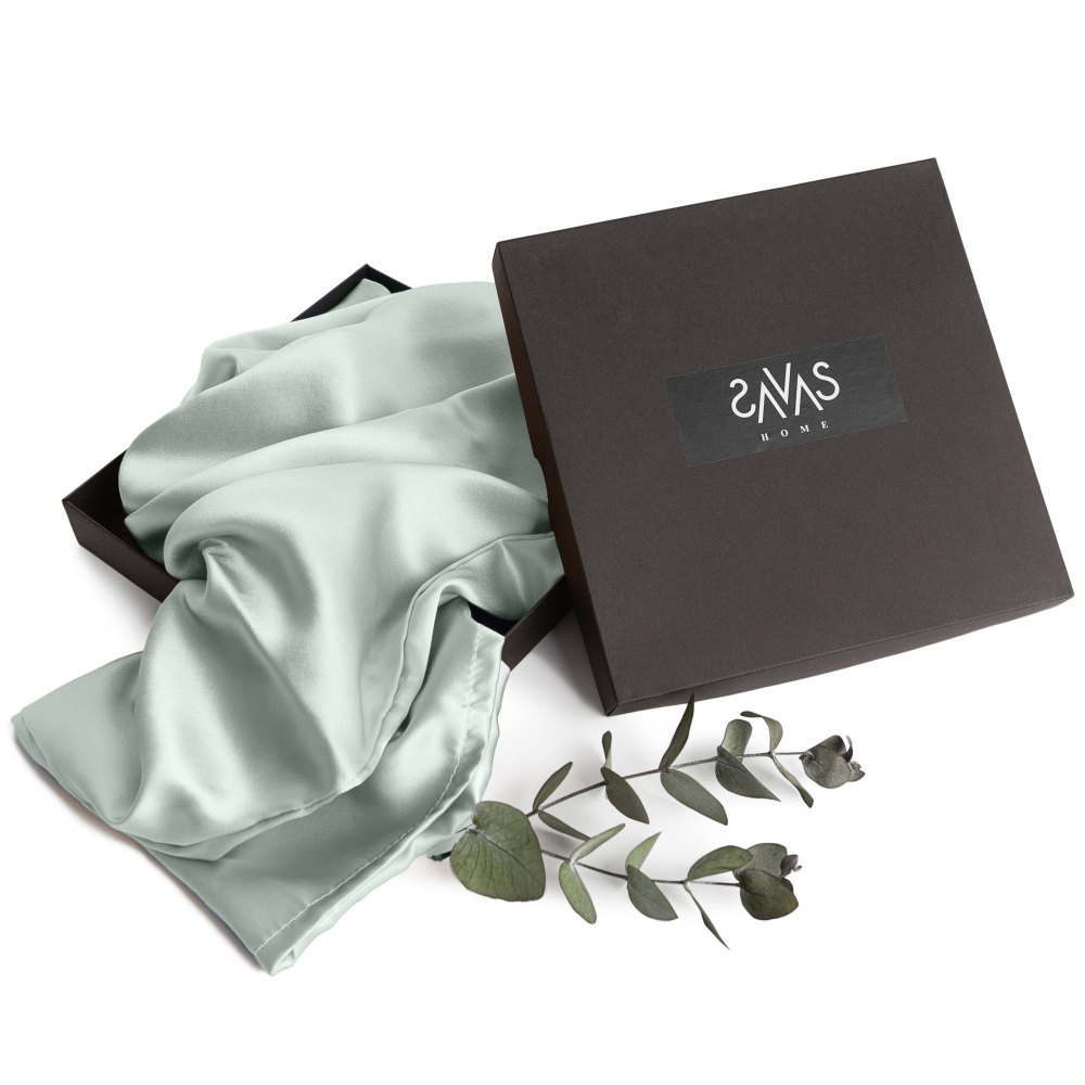 Jedwabna poszewka na poduszkę „Spearmint“. Jedwabna poszewka na poduszkę. Luksusowa miętowa jedwabna poszewka na poduszkę, łącząca elegancję i orzeźwiający odcień dla spokojnego snu.