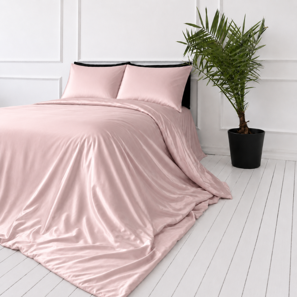 Komplet pościeli jedwabnej "Antico Silk". Pościel jednokolorowa, 200x220 cm. Jednokolorowy różowy komplet pościeli jedwabnej do eleganckiej sypialni Komplet pościeli jedwabnej "Antico Silk". Pościel jednokolorowa, 200x220 cm. Jednokolorowy różowy komplet pościeli jedwabnej do eleganckiej sypialni