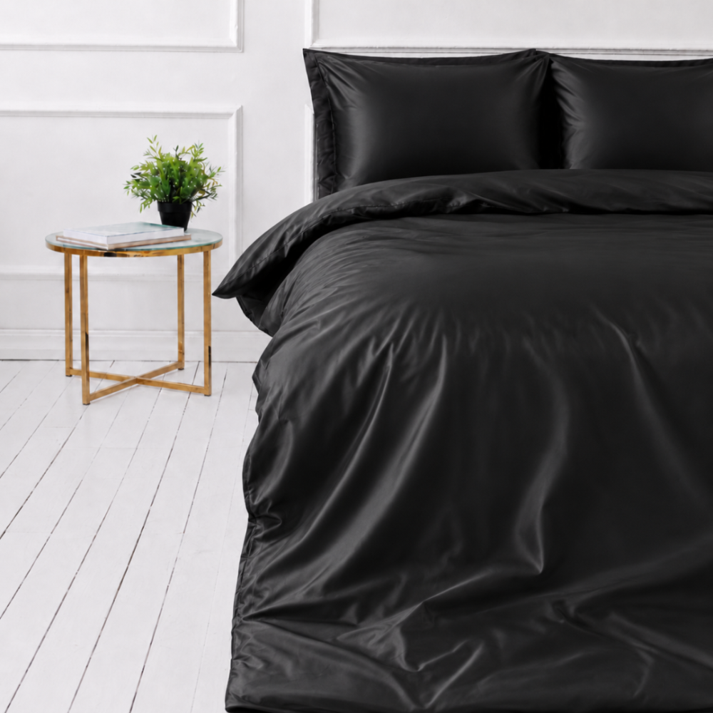 Komplet pościeli jedwabnej "Onyx Silk". Pościel jednokolorowa, 200x220 cm. Luksusowy czarny jedwabny komplet pościeli o głębokim połysku i miękkich fałdach. Komplet pościeli jedwabnej "Onyx Silk". Pościel jednokolorowa, 200x220 cm. Luksusowy czarny jedwabny komplet pościeli o głębokim połysku i miękkich fałdach.