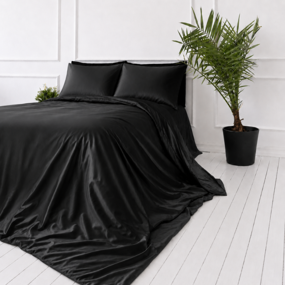 Komplet pościeli jedwabnej "Onyx Silk". Pościel jednokolorowa, 200x220 cm. Minimalistyczny czarny satynowy komplet pościeli emanujący luksusem i delikatną teksturą jedwabiu. Komplet pościeli jedwabnej "Onyx Silk". Pościel jednokolorowa, 200x220 cm. Minimalistyczny czarny satynowy komplet pościeli emanujący luksusem i delikatną teksturą jedwabiu.