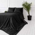 Komplet pościeli jedwabnej "Onyx Silk". Pościel jednokolorowa, 200x220 cm. Minimalistyczny czarny satynowy komplet pościeli emanujący luksusem i delikatną teksturą jedwabiu. Komplet pościeli jedwabnej "Onyx Silk". Pościel jednokolorowa, 200x220 cm. Minimalistyczny czarny satynowy komplet pościeli emanujący luksusem i delikatną teksturą jedwabiu.