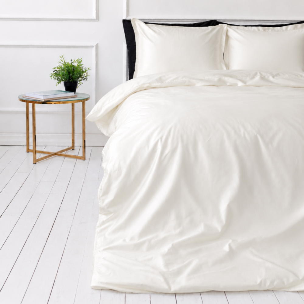 Komplet pościeli jedwabnej "Pearl White Silk". Biała pościel, 200x220 cm. Delikatny kremowy minimalistyczny komplet pościelowy.