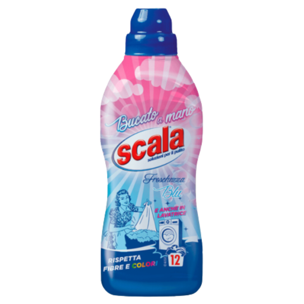 Płyn do prania delikatnych tkanin "Scala delicate liquid laundry detergent". Środki czystości. Płyn do prania delikatnych tkanin scala obok miękkiego wełnianego swetra