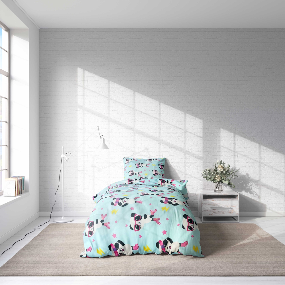 Pościeli dziecięcej "Panda Blue". Pościel Dla Dzieci, 140x200 cm. Zabawna jasnoniebieska pościel ozdobiona pandami na wrotkach, różowymi gwiazdami i żółtymi błyskawicami.