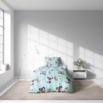 Pościeli dziecięcej "Panda Blue". Pościel Dla Dzieci, 140x200 cm. Zabawna jasnoniebieska pościel ozdobiona pandami na wrotkach, różowymi gwiazdami i żółtymi błyskawicami.