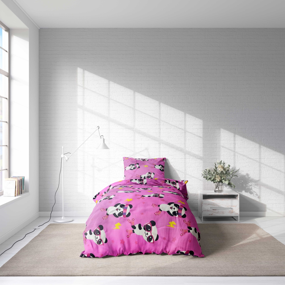 Pościeli dziecięcej "Panda Pink". Pościel Dla Dzieci, 140x200 cm. Zabawna jasnoróżowa pościel ozdobiona pandami na wrotkach, różowymi gwiazdami i żółtymi błyskawicami.