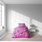 Pościeli dziecięcej "Panda Pink". Pościel Dla Dzieci, 140x200 cm. Zabawna jasnoróżowa pościel ozdobiona pandami na wrotkach, różowymi gwiazdami i żółtymi błyskawicami.
