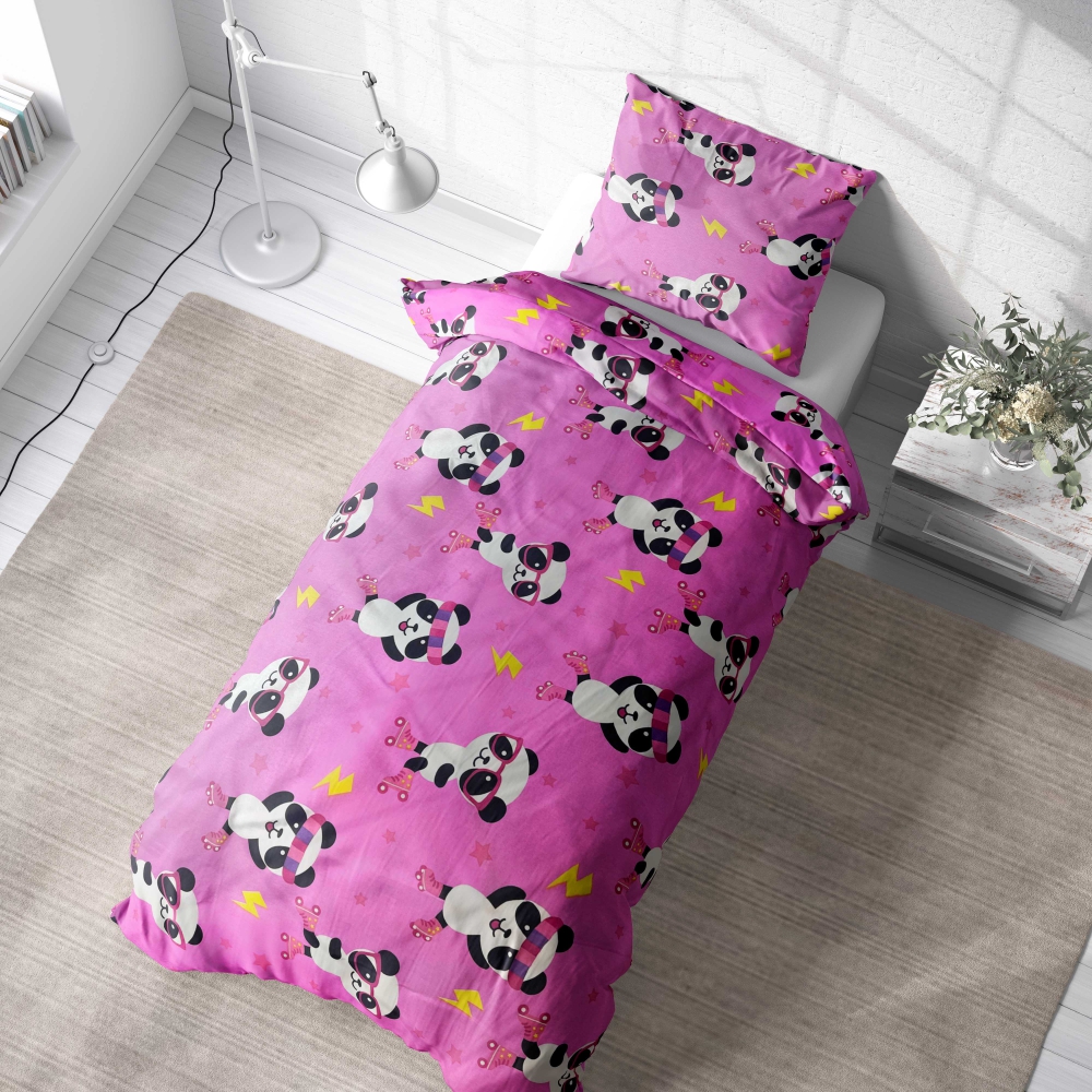 Pościeli dziecięcej "Panda Pink". Pościel Dla Dzieci, 140x200 cm. Urocza jasnoróżowa pościel z pandami na rolkach, różowymi gwiazdami i żółtymi błyskawicami.