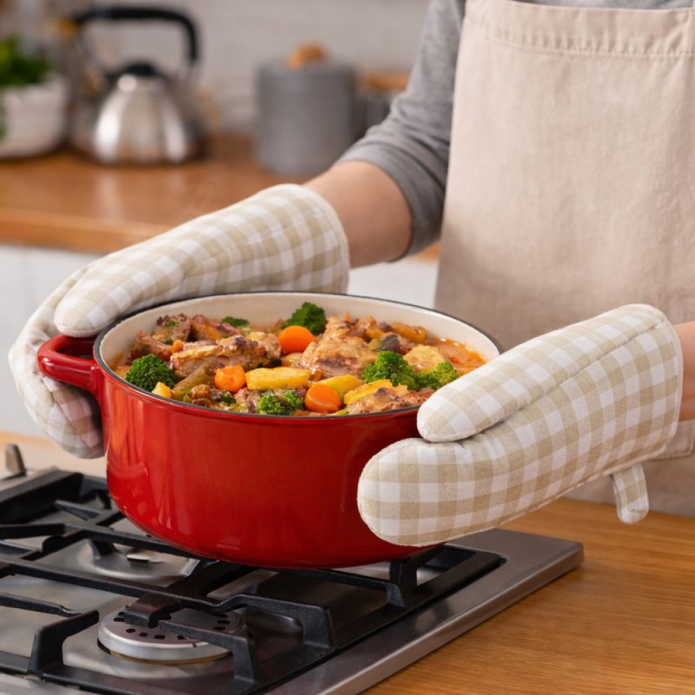 Rękawica kuchenna „Dusty Gingham glove“. Rękawice kuchenne. Bawełniana rękawica do piekarnika z beżowo-białym wzorem w kratę