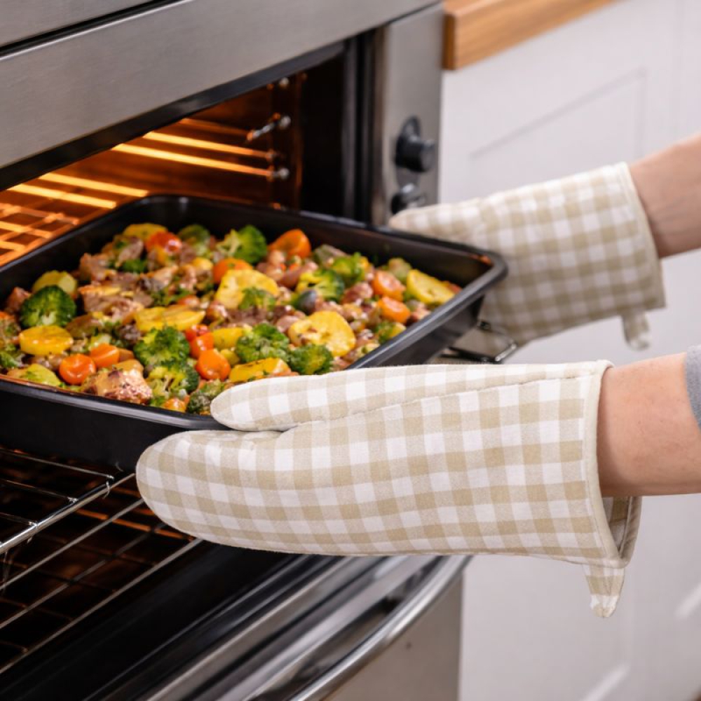Rękawica kuchenna „Dusty Gingham glove“. Rękawice kuchenne. Odporna na ciepło rękawica kuchenna w beżową kratkę
