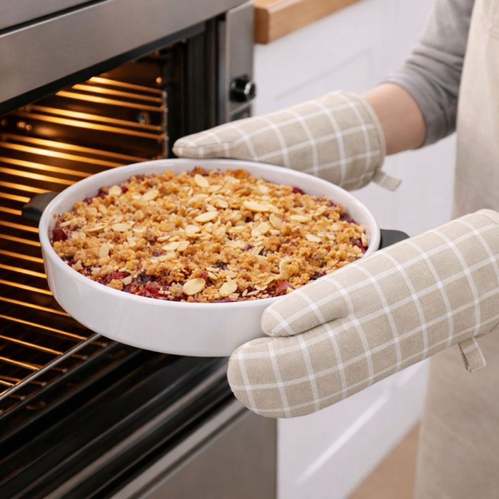 Rękawica kuchenna „Sand Lattice glove“. Rękawice kuchenne. Bawełniana rękawica do piekarnika z jasnobeżowym i białym wzorem w kratę