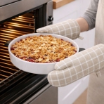 Rękawica kuchenna „Sand Lattice glove“. Rękawice kuchenne. Bawełniana rękawica do piekarnika z jasnobeżowym i białym wzorem w kratę