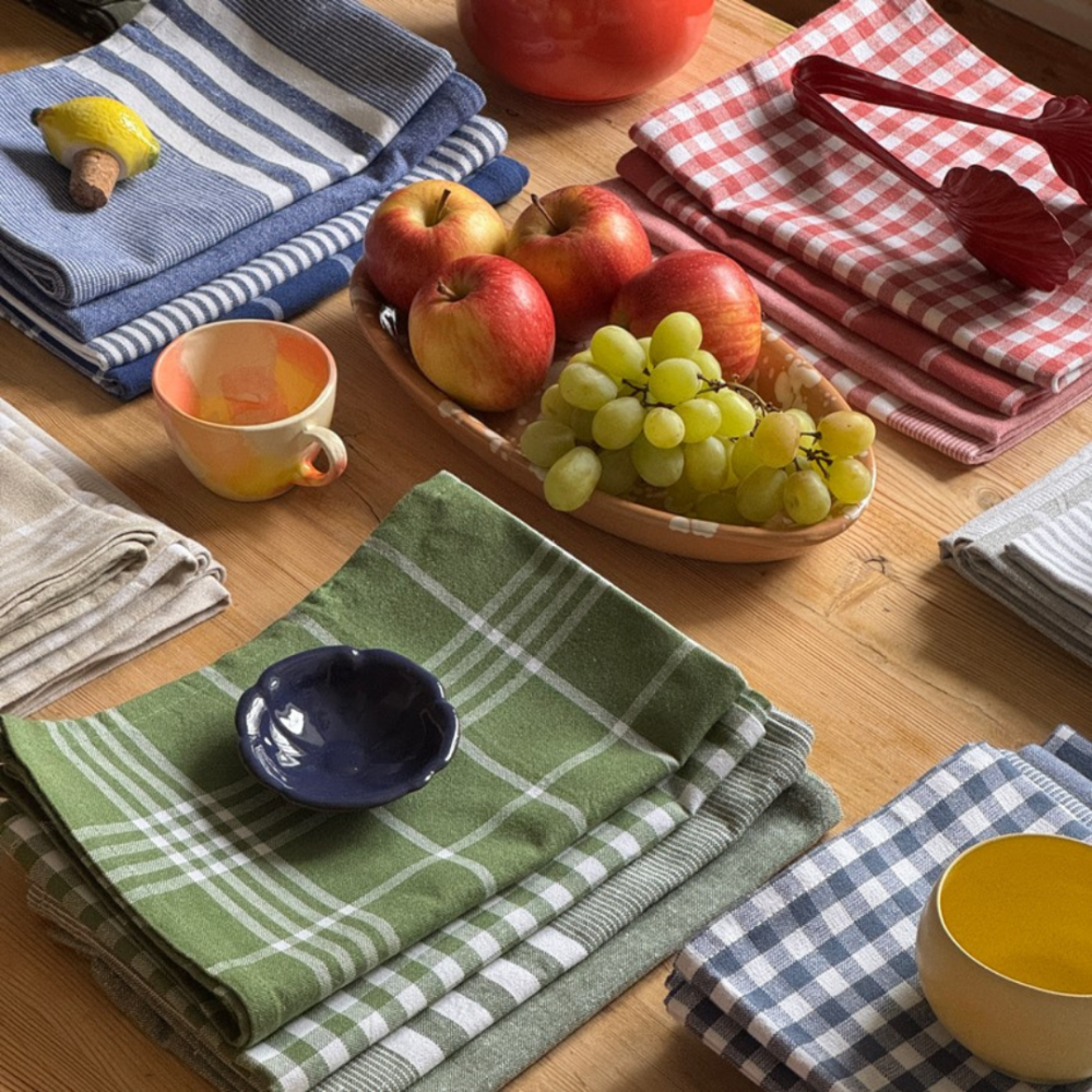 Ściereczki kuchenne „Farmhouse Kitchen Towel“. Ręczniki kuchenne. Szałwiowozielona ściereczka kuchenna z dekoracyjnymi białymi liniami Ściereczki kuchenne „Farmhouse Kitchen Towel“. Ręczniki kuchenne. Szałwiowozielona ściereczka kuchenna z dekoracyjnymi białymi liniami