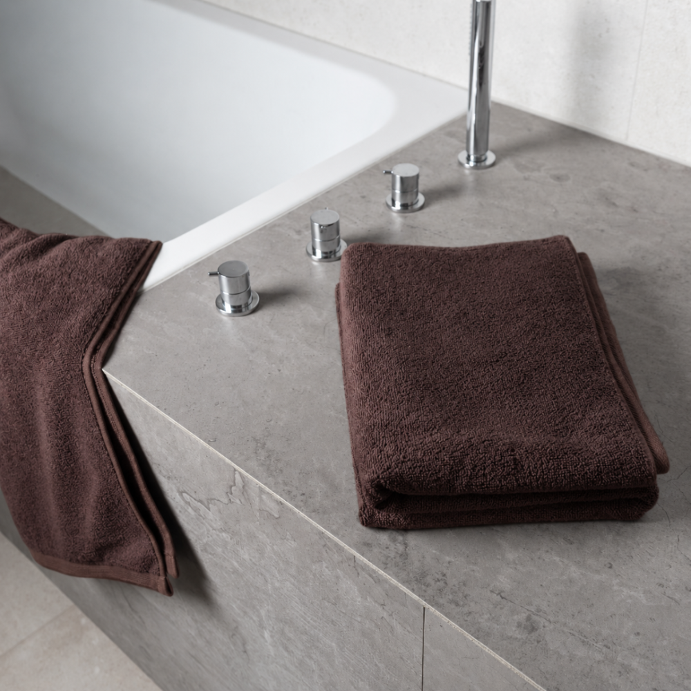 Ręcznik łazienkowy „Brown towel“, 70x140 cm. Złożony ręcznik w kolorze czekoladowego brązu Ręcznik łazienkowy „Brown towel“, 70x140 cm. Złożony ręcznik w kolorze czekoladowego brązu