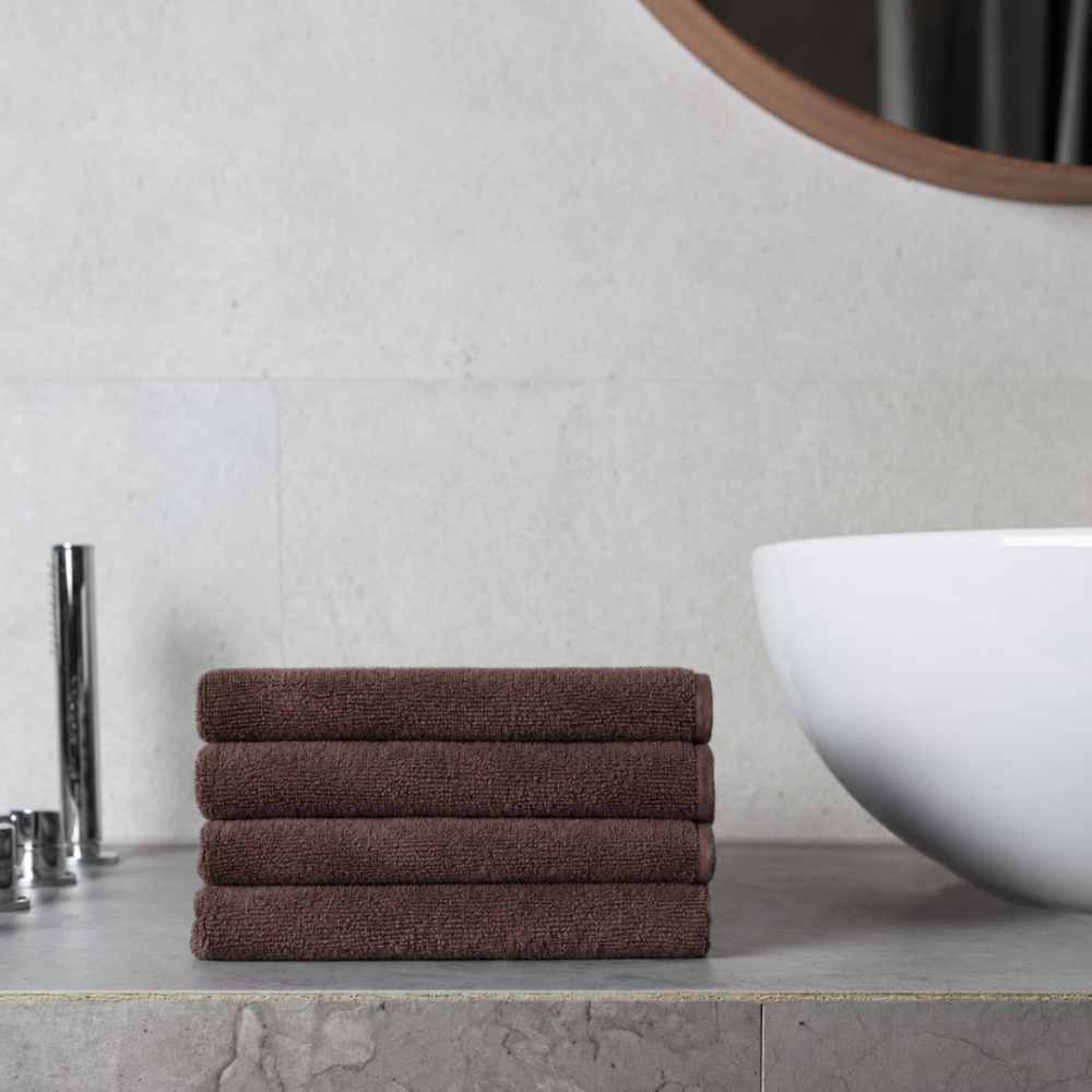Ręcznik łazienkowy „Brown towel“, 70x140 cm. Ręcznik w jednolitym ciemnobrązowym kolorze z subtelną powierzchnią Ręcznik łazienkowy „Brown towel“, 70x140 cm. Ręcznik w jednolitym ciemnobrązowym kolorze z subtelną powierzchnią