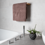 Ręcznik łazienkowy „Light Brown towel“, 70x140 cm. Złożony ręcznik w szarobrązowym odcieniu