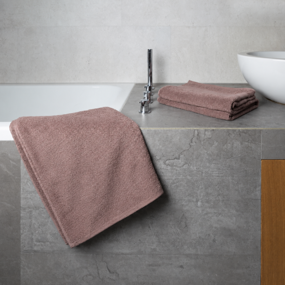 Ręcznik łazienkowy „Light Brown towel“, 70x140 cm. Ręcznik w jednolitym szarobrązowym kolorze z subtelną powierzchnią